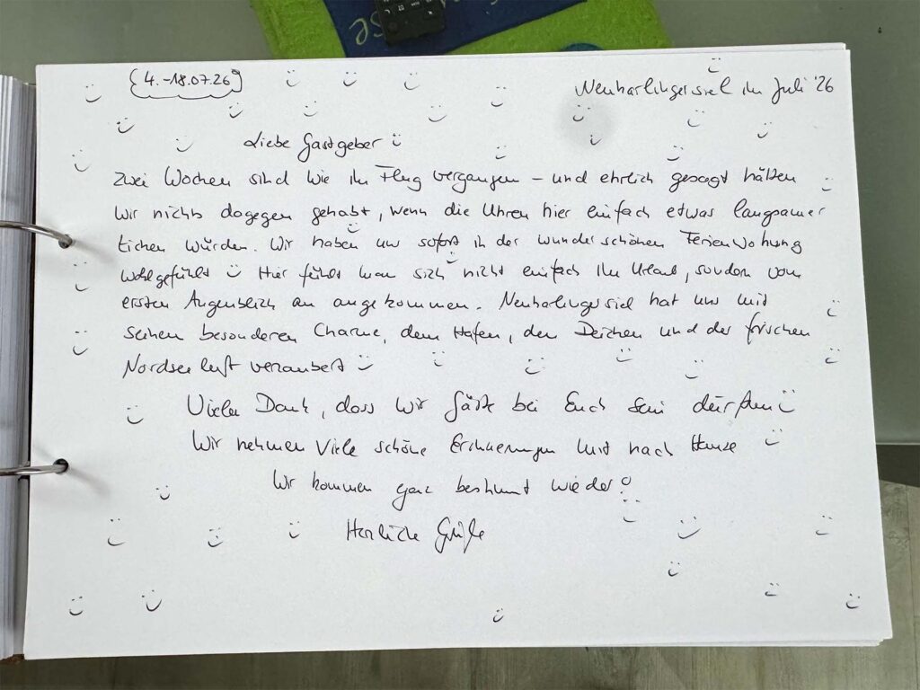 Handgeschriebene Seite aus dem Gästebuch vom Juli 2026, rundherum mit gemalten Smileys