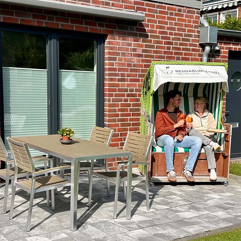 Paar im Strandkorb auf der Terrasse von Starkes Haus am Meer